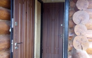 стальная дверь в загородный деревянный дом