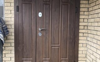 место установки полуторной входной двери в частный дом