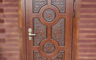 металлическая дверь в коттедж с наружной отделкой МДФ винорит