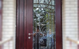 металлическая дверь с боковой вставкой и стеклом, модель ДКТЖ-57 для установки в коттедж