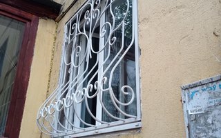 белая кованая решетка дутого типа